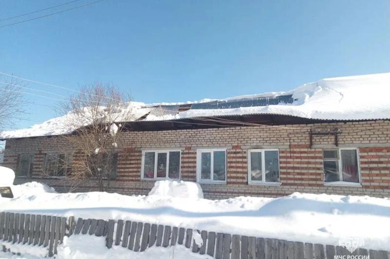    ГУ МЧС по Свердловской области. Рухнувшая крыша дома