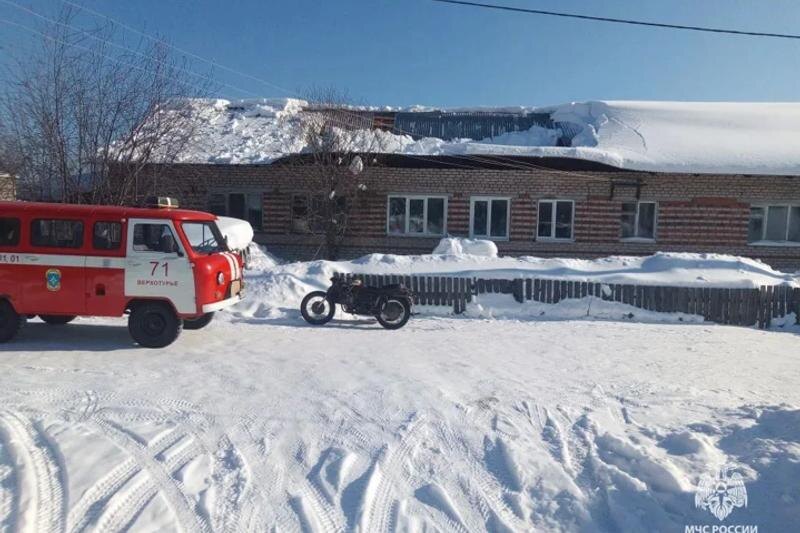    ГУ МЧС. Спасатели на месте обрушения крыши