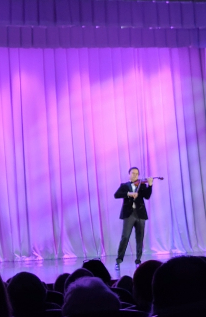 Концерт начался с прекрасной мелодии