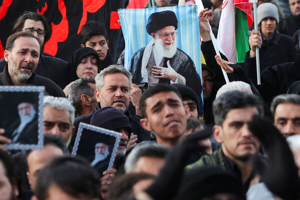 Собравшиеся на площади Энгелаб реагируют на новость о гибели лидера Ирана Али Хаменеи в Тегеране, 1 марта 2026 года / Majid Asgaripour/Reuters   📷
