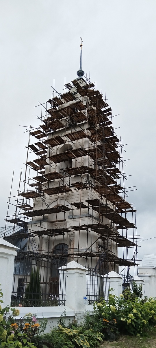 В Переславль-Залесский нам разрешили подняться на самый верх этой колокольни. Перил на лестнице не было и я еще никогда так не боялась 