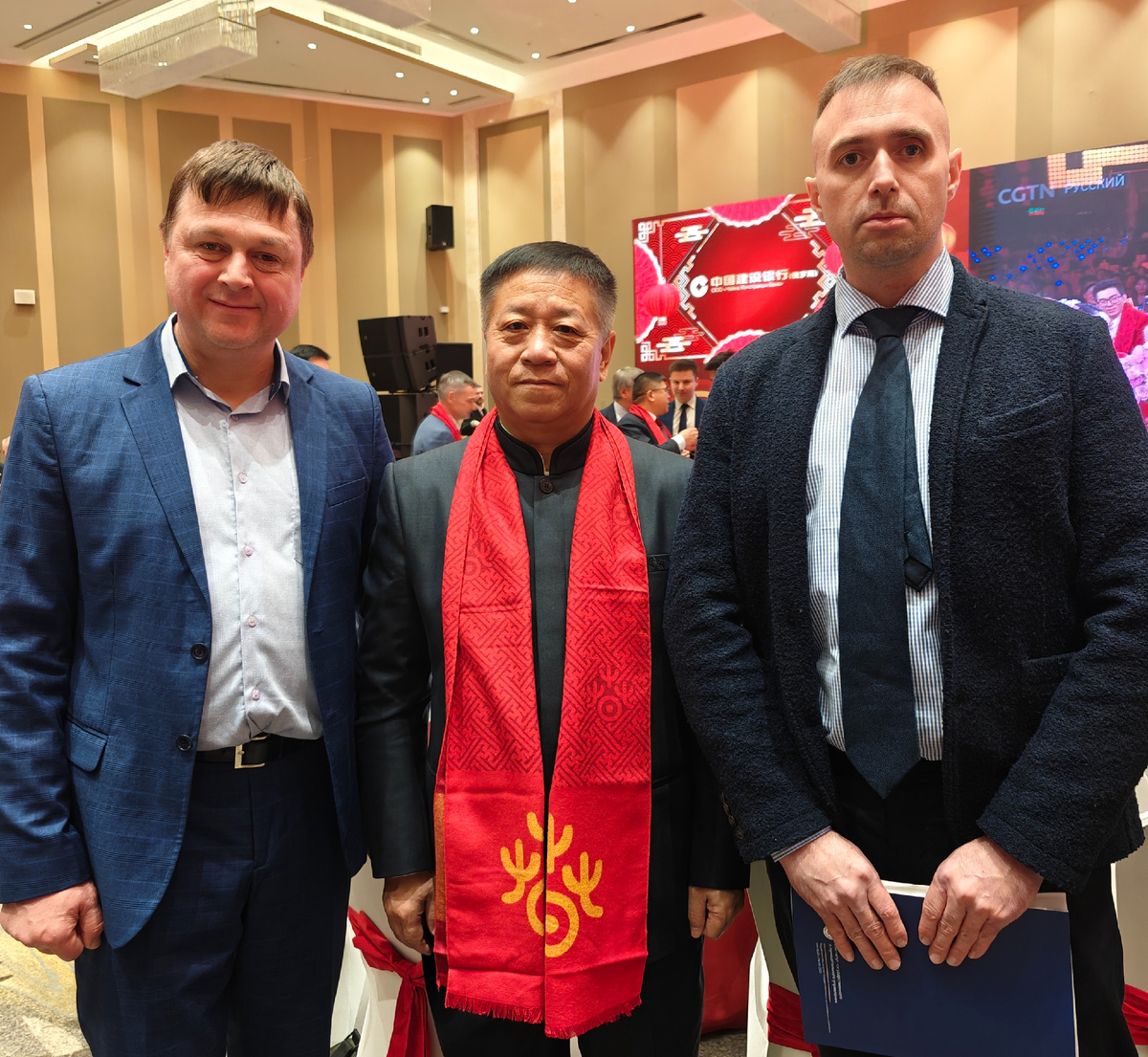 В центре Чрезвычайный и Полномочный Посол Китайской Народной Республики в Российской Федерации Чжан Ханьхуэе на праздновании Китайского нового года в Москве 2026г.