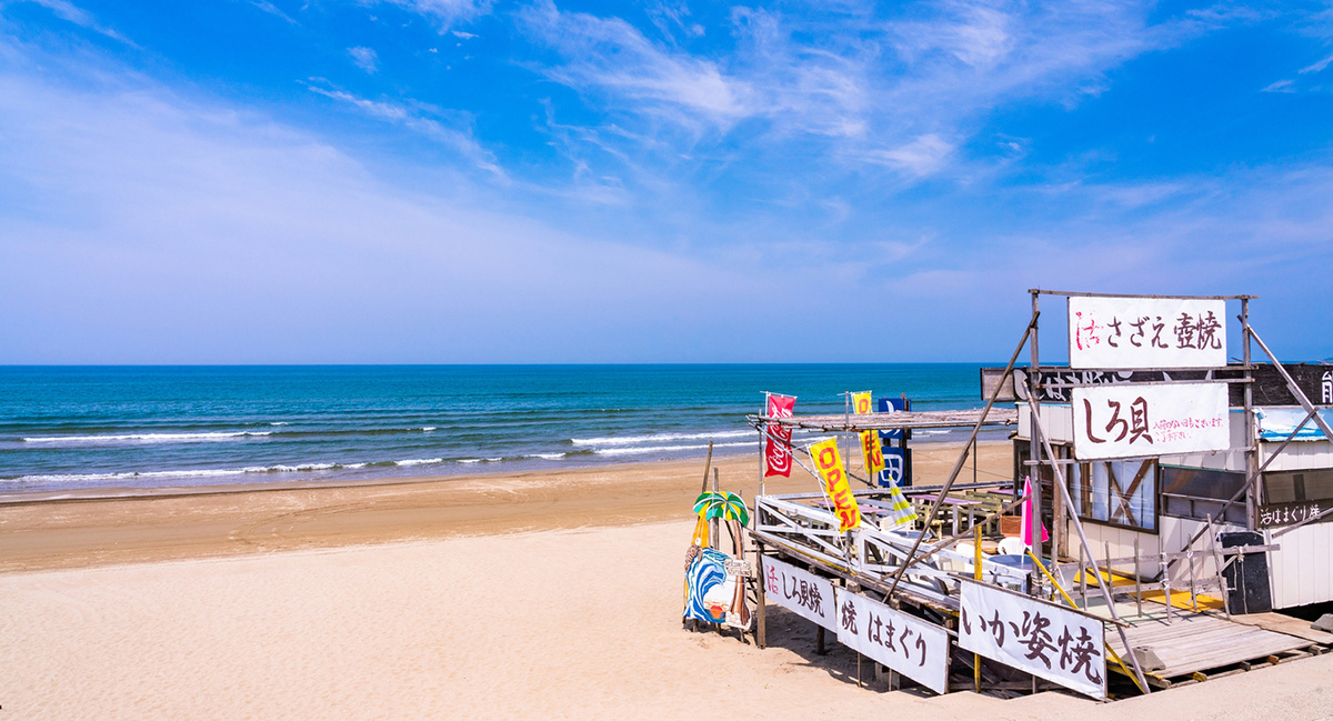 Сезонные пляжные павильоны «уми-но-ие» (umi-no-ie, 海の家) на японских пляжах работают только в разгар лета, а после окончания сезона стоят пустыми до следующего года. Фото: JapanUp Close. Источник: japanupclose.web-japan.org/files/100381723.jpg