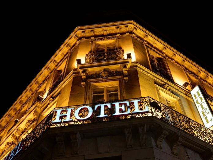    Символическое изображение красного дракона на фоне русского терема, отражающее влияние китайского туризма на российскую гостиничную сферу.