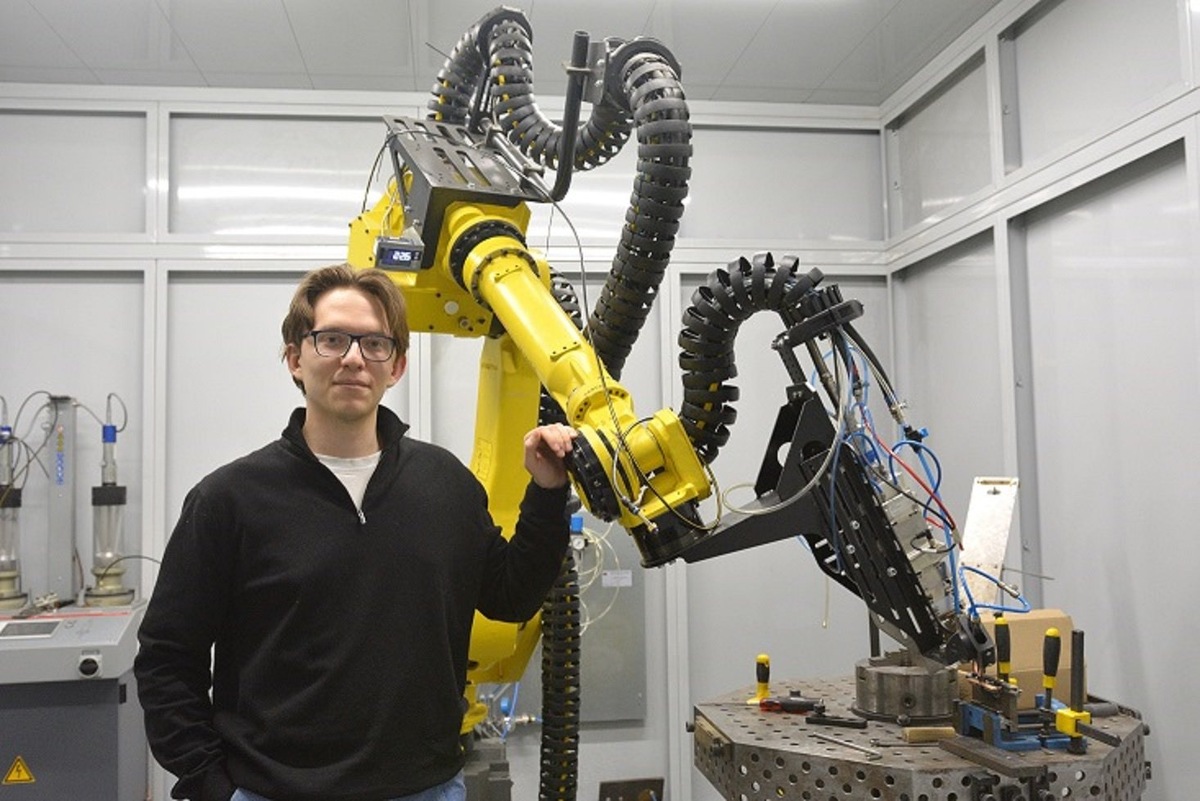    Сотрудник ИТПМ СО РАН Илья Герцель и автоматизированный комплекс для лазерного аддитивного выращивания