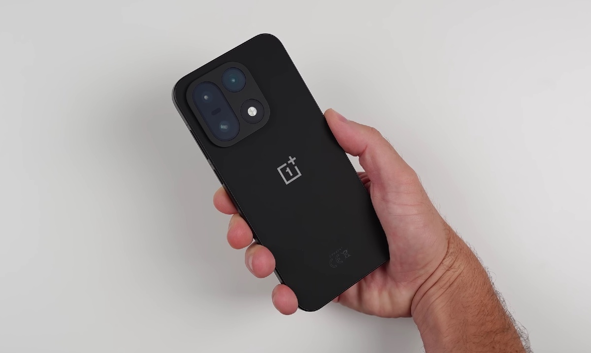 Устрашающий вид OnePlus 15. Источник: TechNick