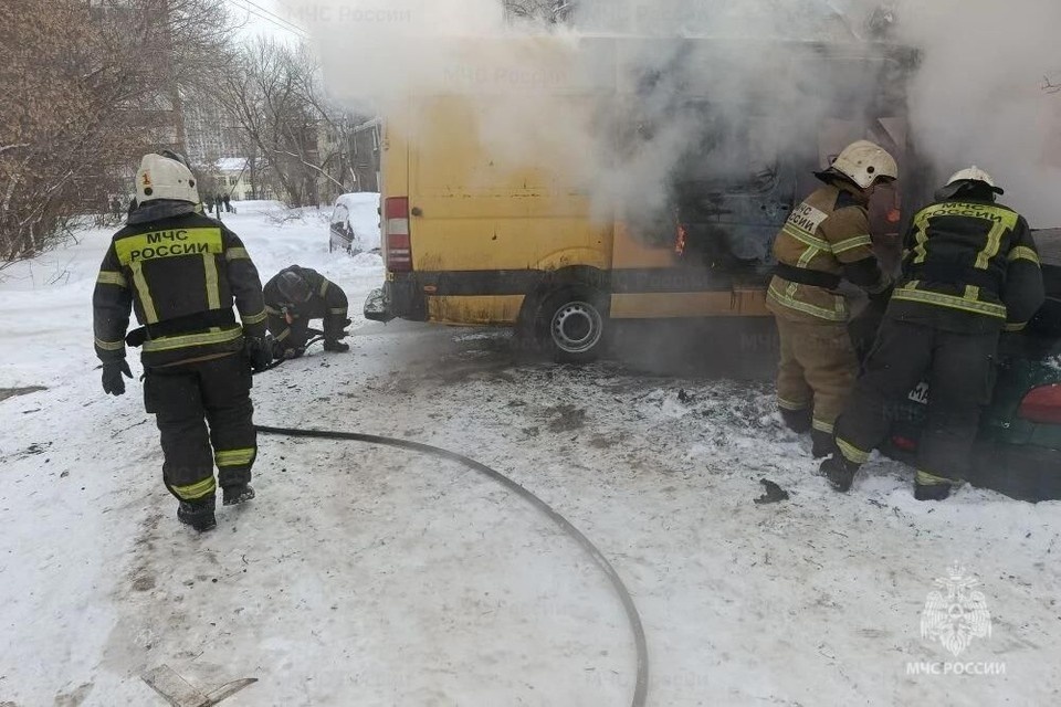    На место ЧП прибыли две пожарные машины и девять сотрудников МЧС Фото: ГУ МЧС по Свердловской области