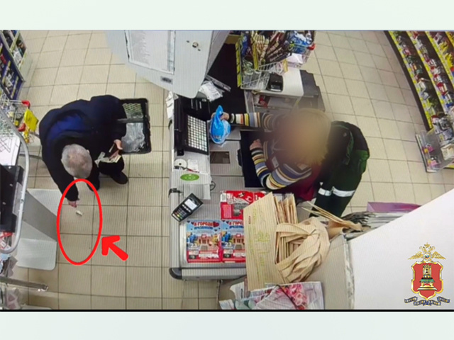 В Твери 64-летний мужчина нашел 100 долларов и узнал, что чужое брать нельзя