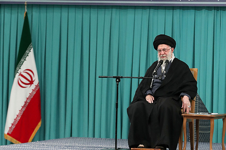    Ночью мученическую смерть Хаменеи подтвердили иранские информагентства. Аятолла умер утром 28 февраля и на момент гибели находился на рабочем месте.   
Фото: © Iranian Supreme Leader’S Office / Keystone Press Agency / www.globallookpress.com