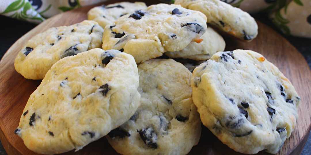 Соленое печенье с сыром и оливками