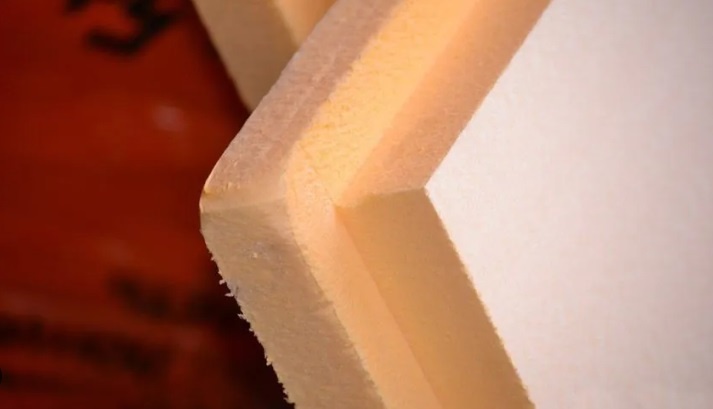 Гибкость и продавливаемость пеноплэкса требует его обязательного армирования металлическими штырями, а также сооружения внешнго укрепления из реечной или металлической сетки, на которую наносится бетон или штукатурка