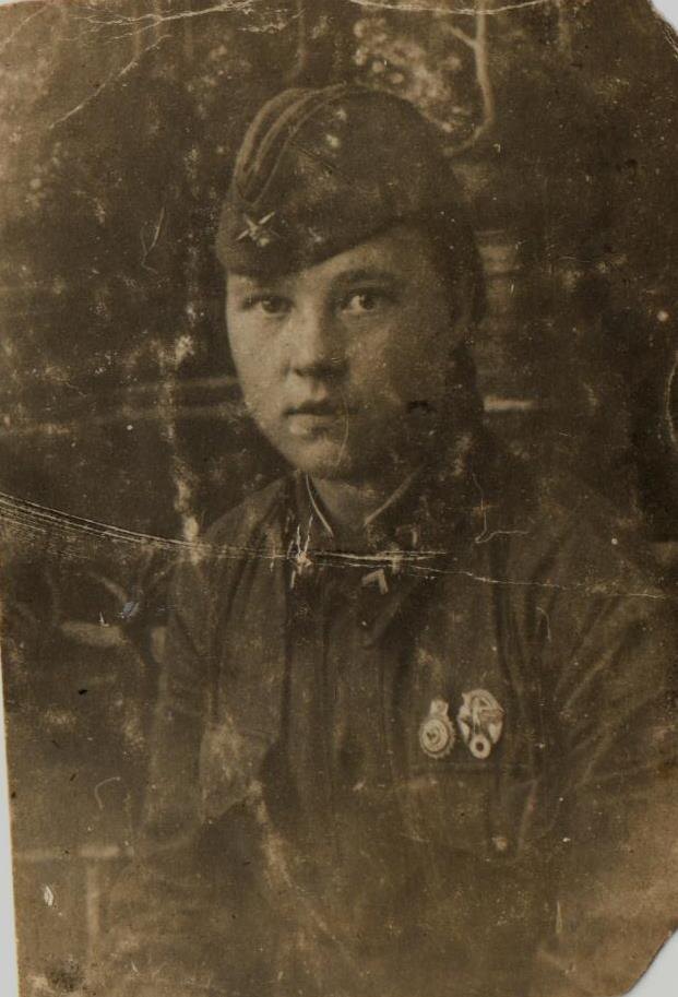 Фотография бойца военизированной охраны станции Сергач - Бакалдиной (Ручиной) А.П. 1943 г., выпускницы курсов филиала ШУКС на ст. Мамонтовская. Источник: https://goskatalog.ru/portal/#/collections?id=39519055
