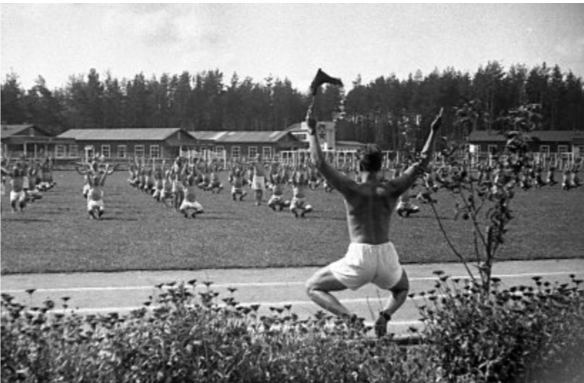 На заднем плане видны помещения летнего лагеря ШУКС в Мамонтовке. Место съёмки: СССР, Московская область. Дата: 22.08.1935. Автор: Вдовенко Б.Е.