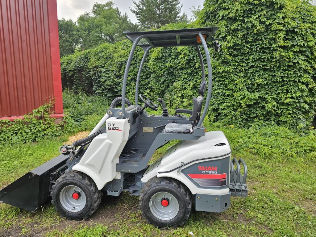 TAIAN DY620 — это компактный шарнирно-сочлененный мини-погрузчик с телескопической стрелой, созданный для профессиональных задач в условиях ограниченного пространства