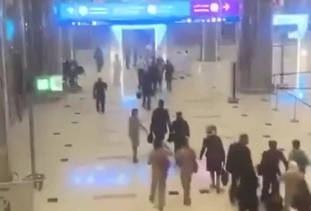 Эвакуация волгоградцев из аэропорта в Дубае во время ракетной атаки https://vlg.aif.ru/politic/gover/volgogradcev-evakuirovali-iz-mezhdunarodnogo-aeroporta-dubaya-video