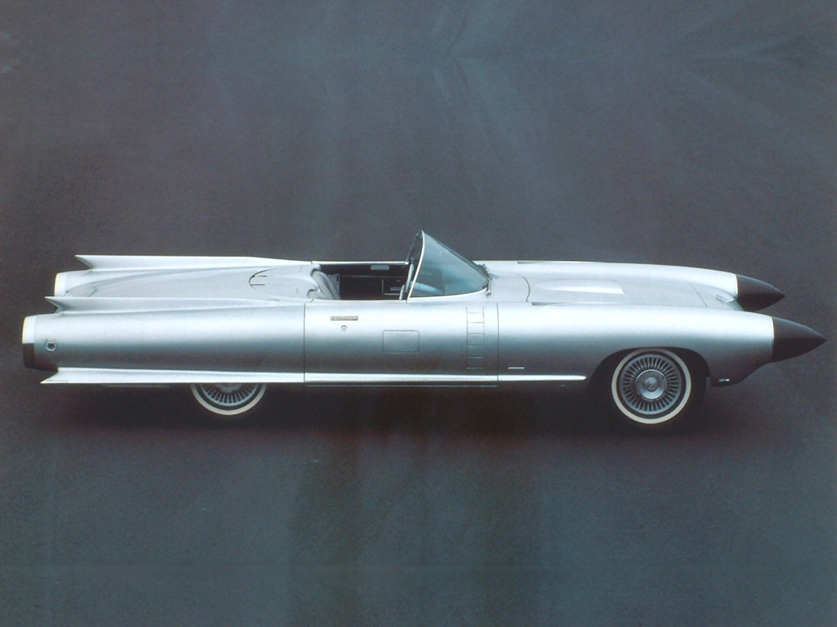 Авторство: mashleymorgan from Alameda. 1960_Cadillac_Cyclone_Concept_Car_Side, CC BY-SA 2.0, https://commons.wikimedia.org/w/index.php?curid=51800087