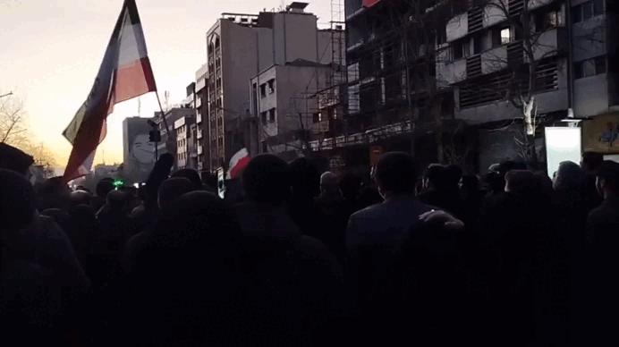    Ситуация в Иране в связи с гибелью верховного лидера. Люди плачут и призывают к мести. Видео: ТГ-канал @Abbasdjuma