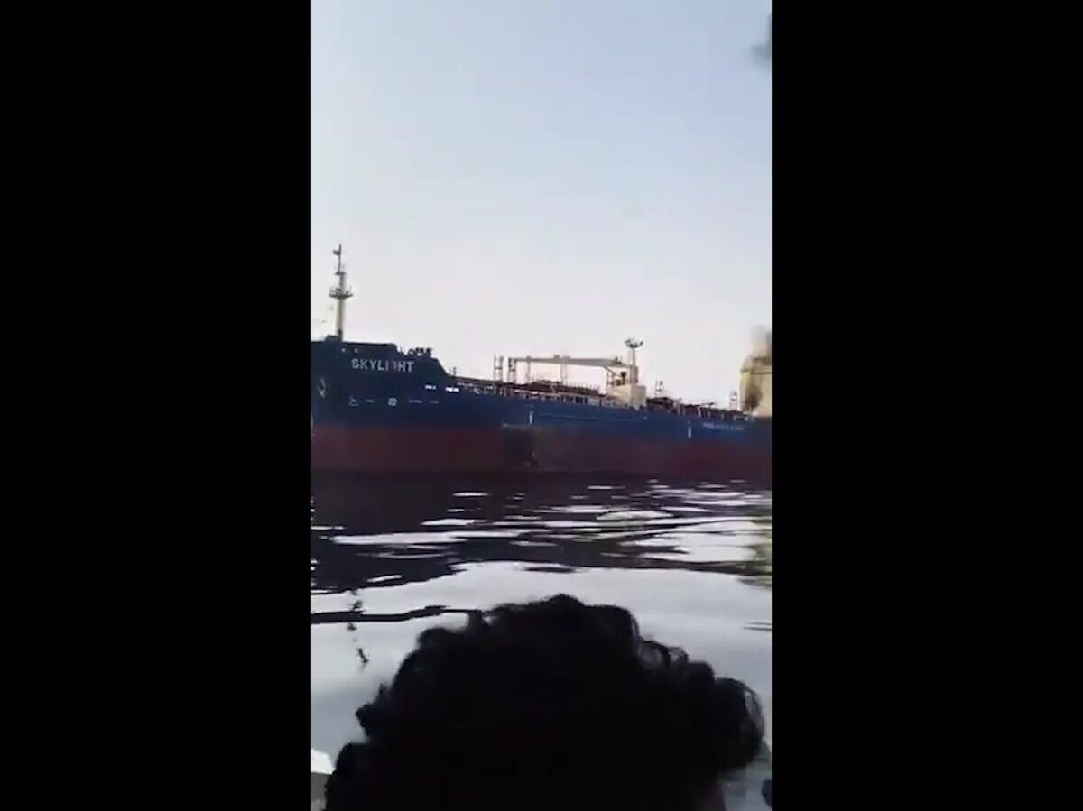    Подбитый нефтяной танкер Skylight в Ормузском проливе | © Соцсети