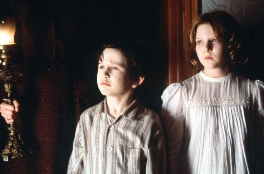 Дети Грейс Стюарт - Николас (Джеймс Бентли) и Энн (Алакина Манн).