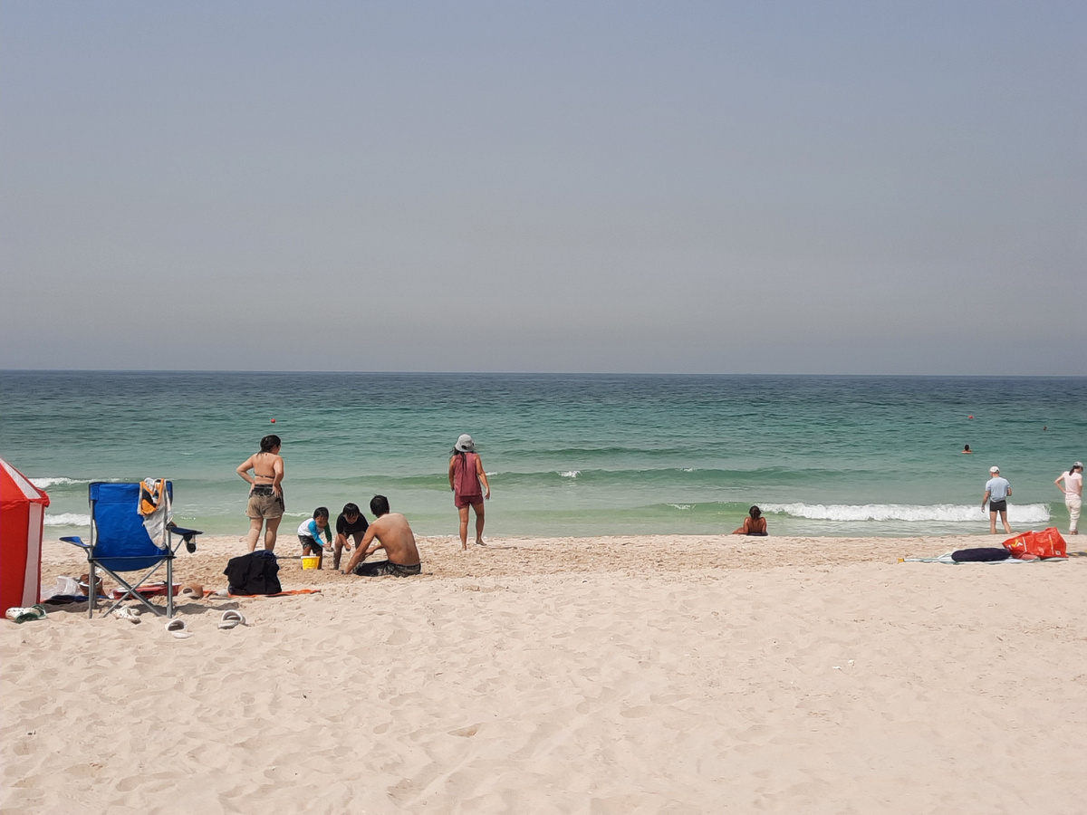 Шарджа, пляж Аль Хан.  Прощаемся с морем в последний день нашего отпуска. Ещё не знаем, что день перестаёт быть томным.
