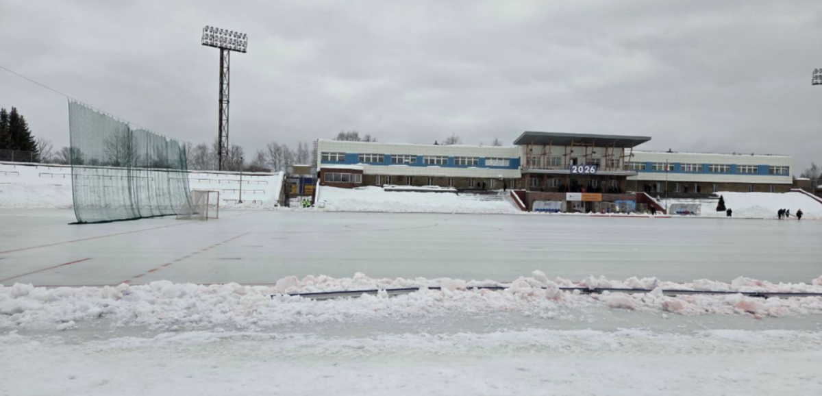    Оттепель и проблемы с холодильными установками на стадионе \