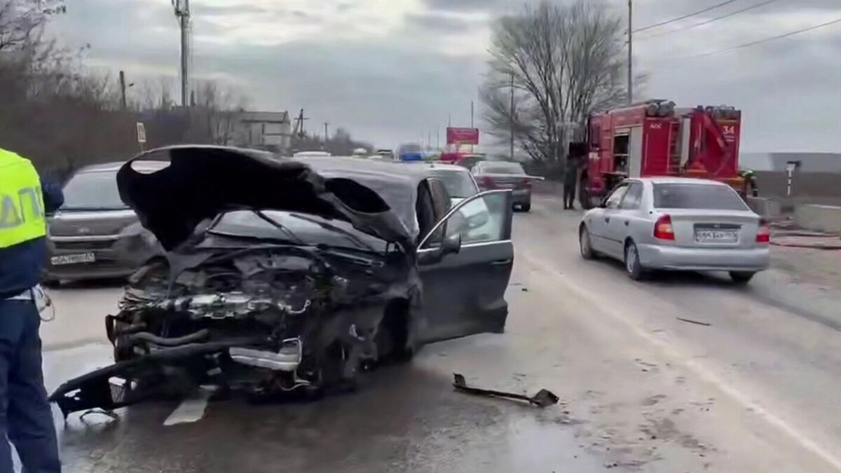    На опубликованных видео видно, как одну легковушку смяло так, что от неё почти ничего не осталось   Госавтоинспекция по Ростовской области