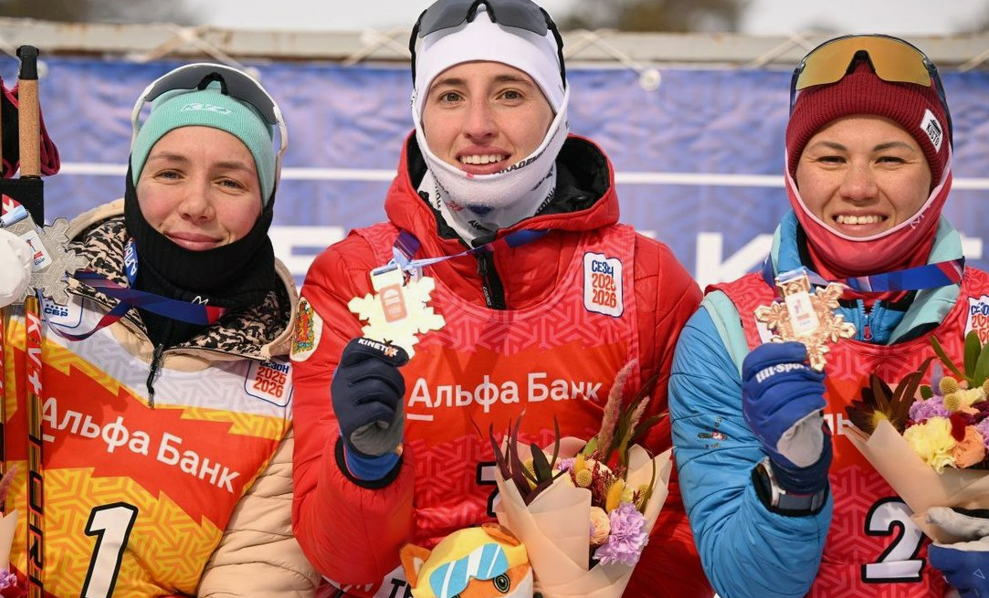 Кристина Резцова - справа от победительницы масс-старта Юлии Коваленко. Фото: соцсети