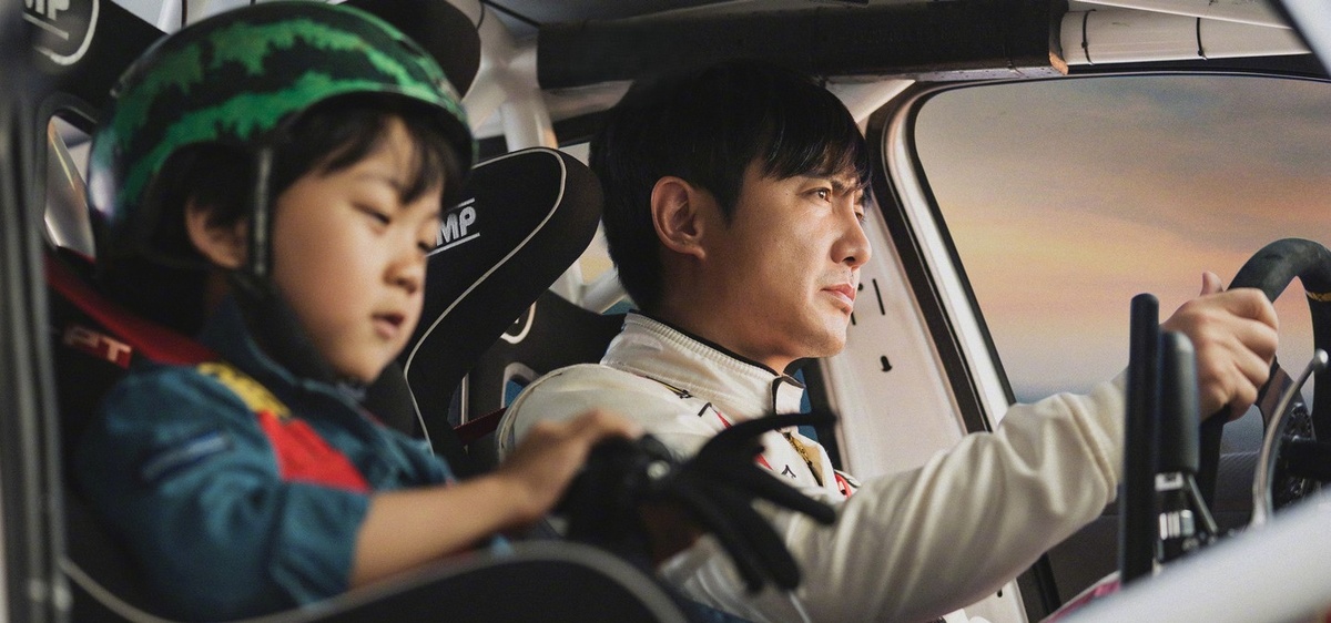 Чжан Чи ( актёр Шэнь Тэн)  с сыном, кадр из фильма "Пегас"