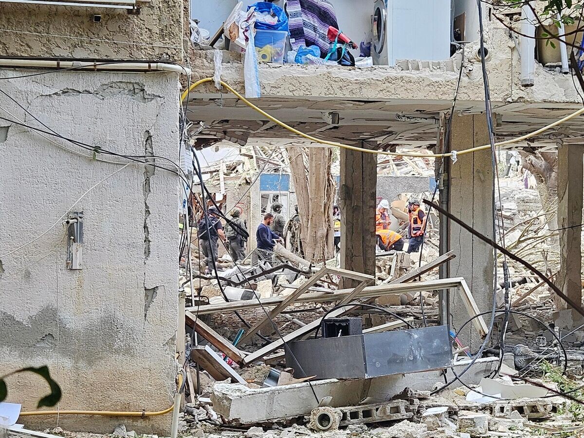    Сотрудники спасательной службы разбирают завалы жилого дома на одной из улиц Тель-Авива© РИА Новости