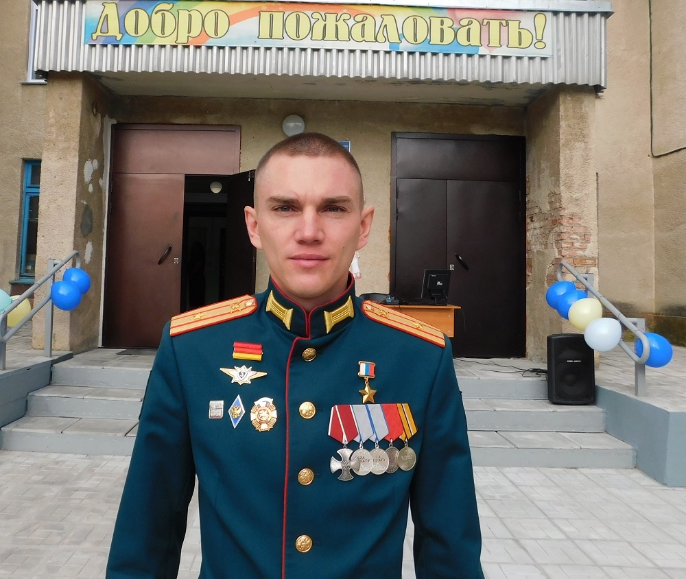    Егор Захаров пришел на встречу с учениками родной школы 1 сентября 2024 года. Фото Анны Зубаревой