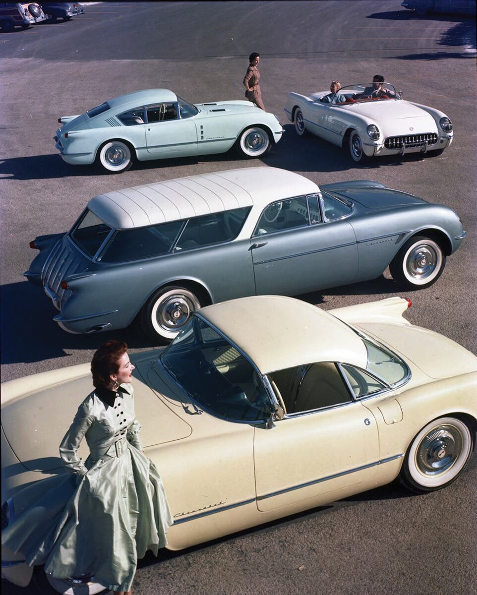 Хардтоп Corvette был представлен на выставке вместе с сине-белым шоу-каром Corvette Nomad (в центре), шоу-каром Corvair (слева сзади) и шоу-каром в кузове родстер.