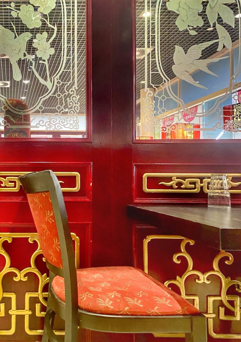 Китайский стул в ожидании гостей