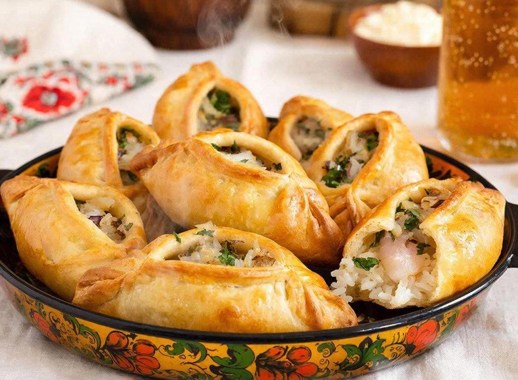 Кусок пирога держится во рту максимально две минуты, в желудке три-четыре часа, а вот на бедрах он держится ужасно долго.
«Создано с использованием искусственного интеллекта».