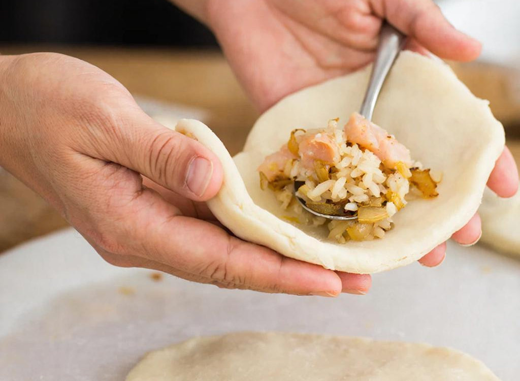 … Не красна изба углами — так пословица гласит! Вас Россия пирогами в каждом доме угостит! «Создано с использованием искусственного интеллекта».