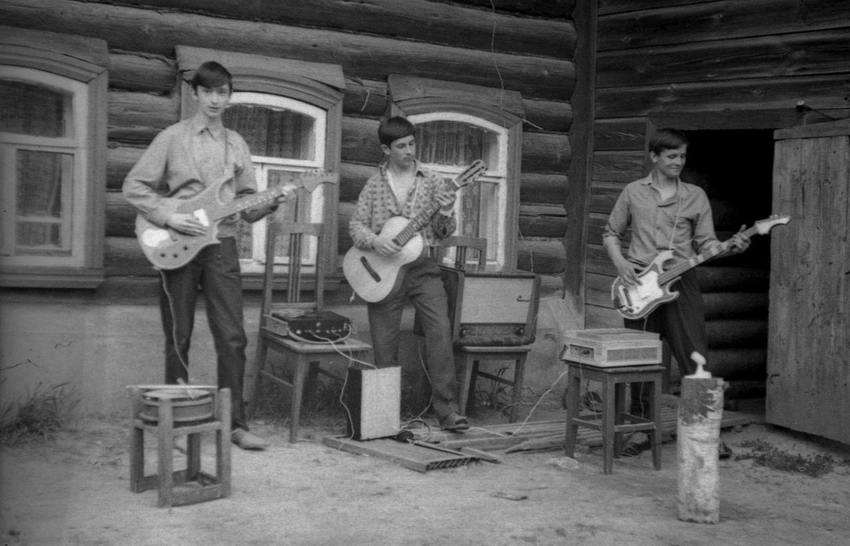 1960-е Гагаев С., Серебрянников И., Кудачкин В. (Во дворе дома Кудачкиных, ул. Свободы 36А)