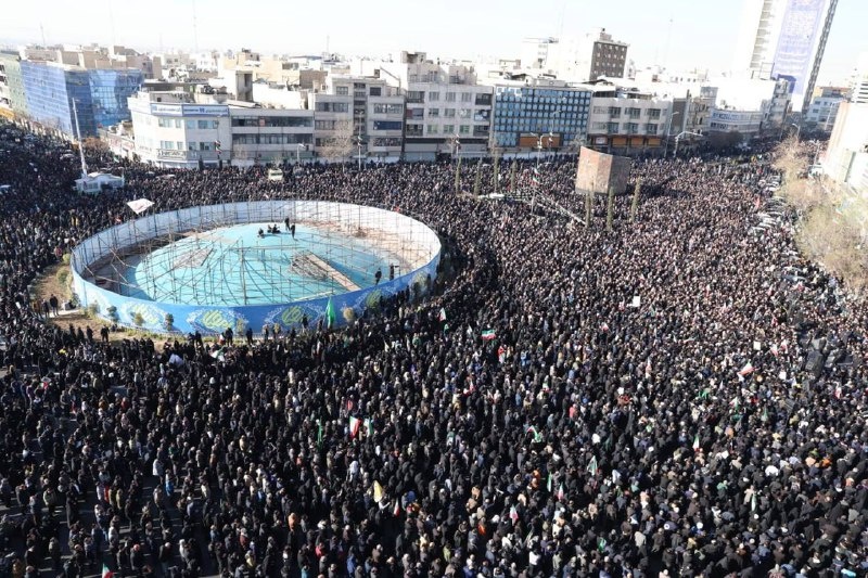 Весь Тегеран вышел на улицы в честь шахида аятоллы Хаменеи.