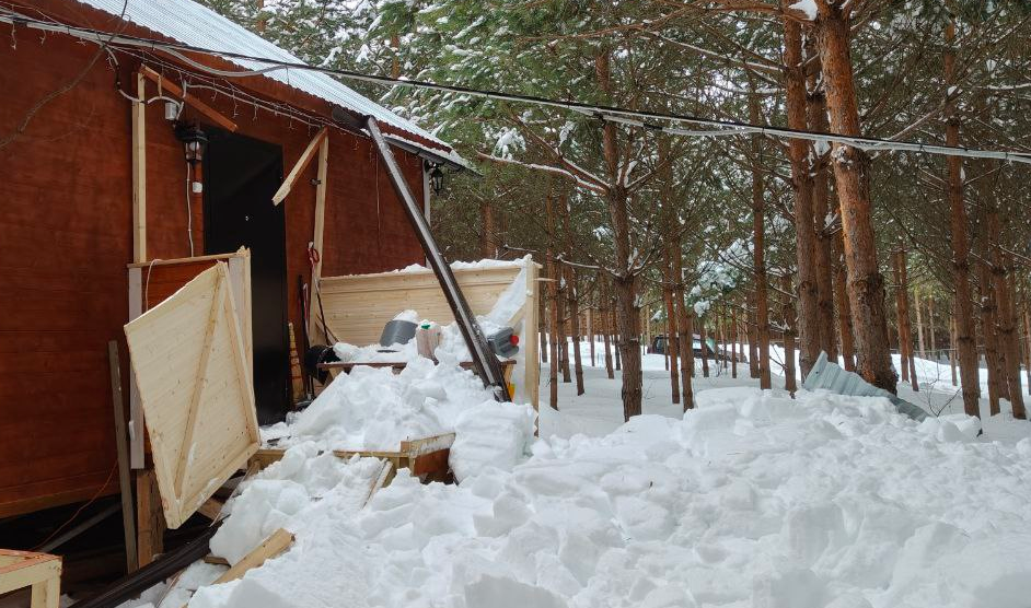 Finish him! Так вот я про это - будь скат крыши в другую сторону и лавина сошла бы туда. Это прям глупый косяк
