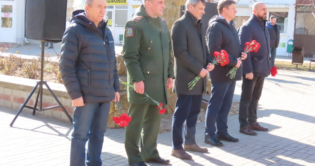 В Волгодонске почтили память героев легендарной шестой роты возложением цветов