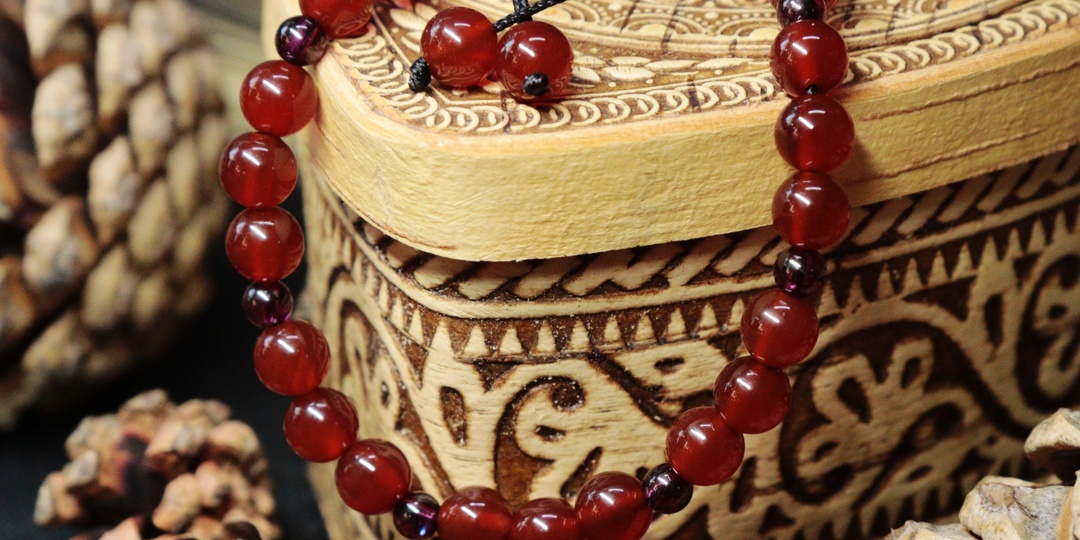 Браслет "Весна-Красна" из агата и граната родолита