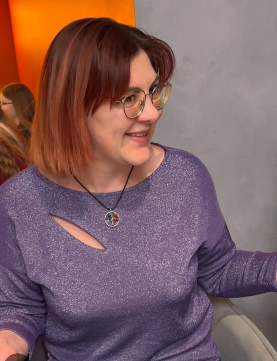 Ночная потливость. Резкие перепады настроения. Усталость «без причины». Многие женщины после 40 думают, что это просто возраст. Но что, если это не «конец ресурса», а сигнал о гормональной перестройке — и его можно пройти мягче?