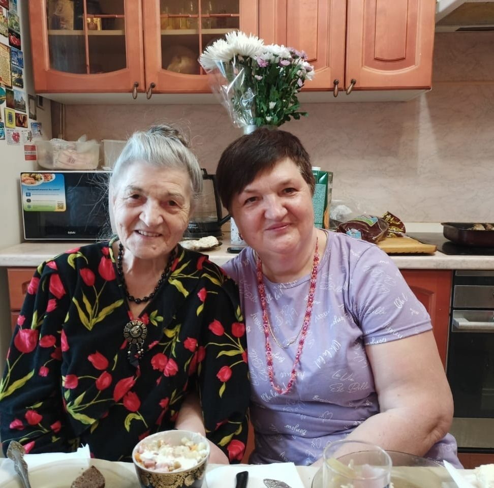 С мамой на ее юбилее, ей здесь 85 лет