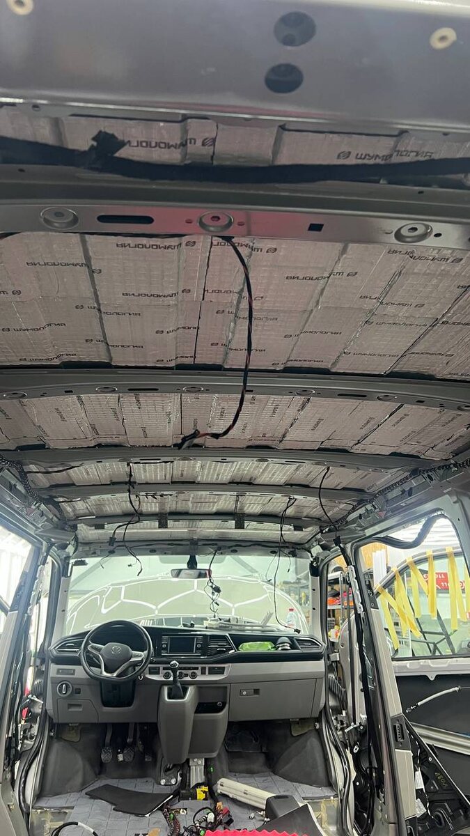 Первый слой шумоизоляция потолка салона делается из виброизоляционного материала. Призвана гасить колебания и вибрации кузовных элементов.