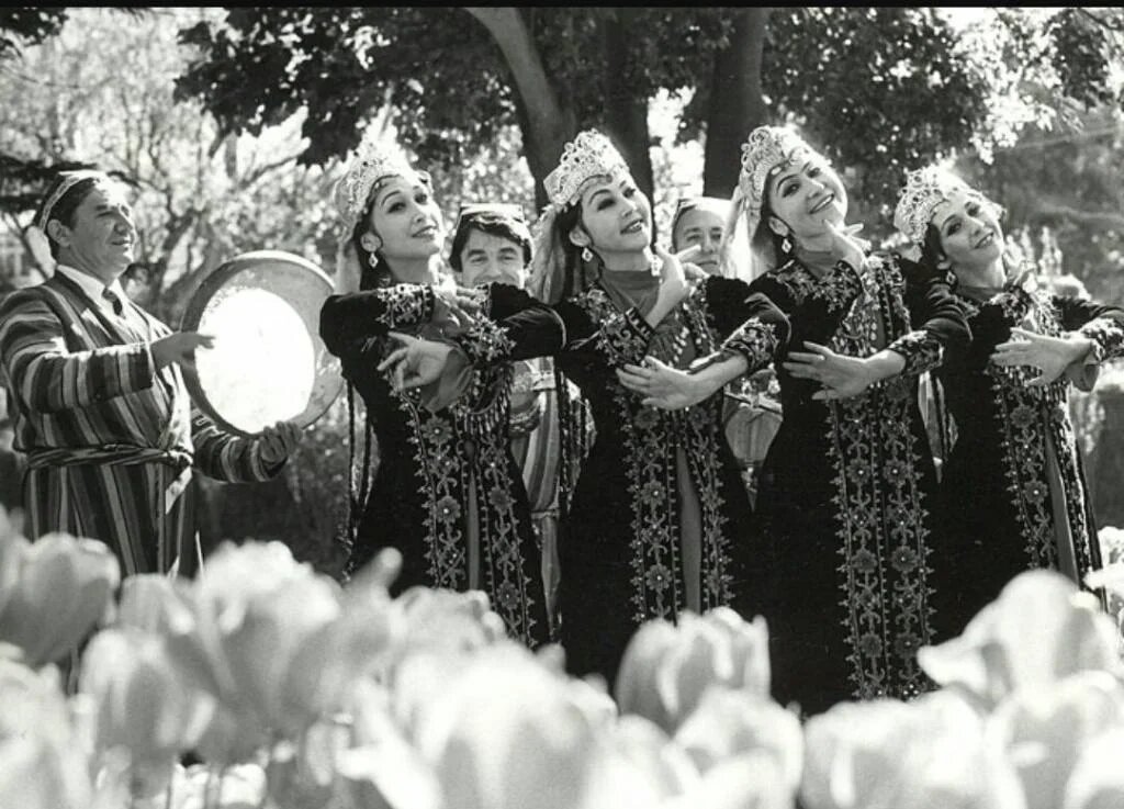    Танцевальный ансамбль «Бахор» всегда пополняли лучшие выпускницы ташкентского хореографического училища, а группу музыкантов и певцов выпускники консерватории.