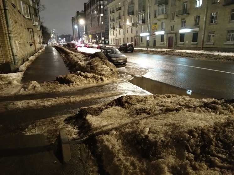     Сейчас будут вывозить остатки сугробов и бороться с последствиями таяния. Фото: архив МК в Питере