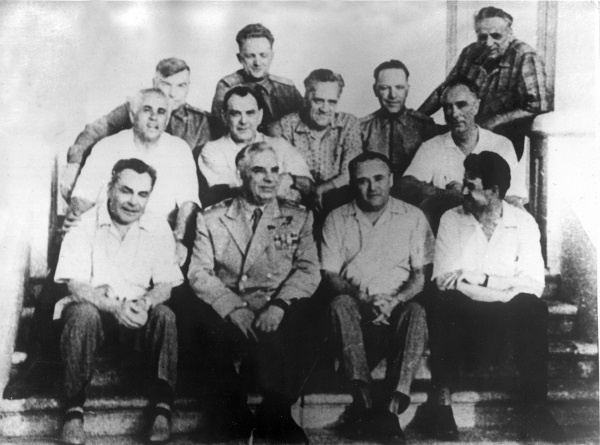 Главные конструкторы ракетной техники с главкомом ракетных войск стратегического назначения маршалом Советского Союза Н.И. Крыловым (в центре в первом ряду). В третьем ряду первый справа А.Г. Иосифьян. Источник: wikireading.ru.