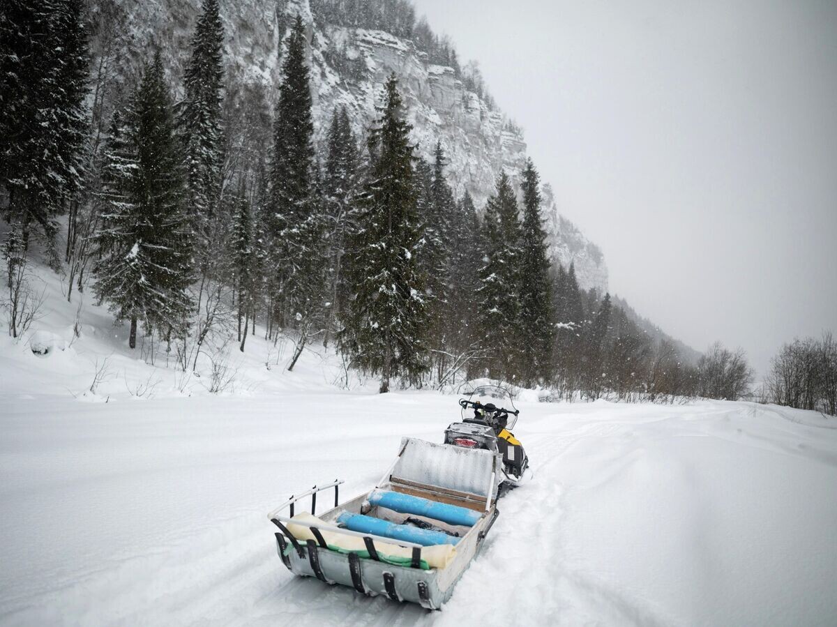   Снегоход по дороге на гору Полюдов камень в Пермском крае | © РИА Новости / Владимир Астапкович