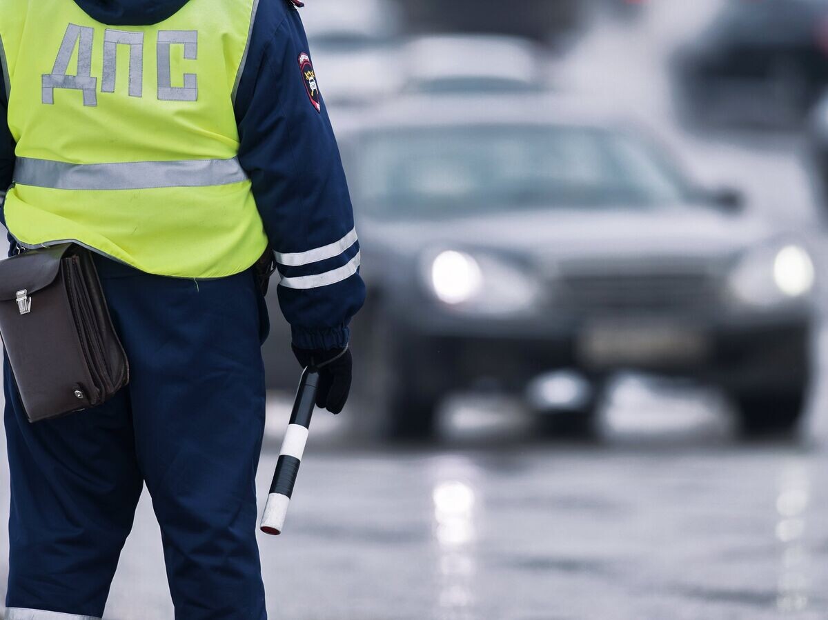    Сотрудник ГИБДД регулирует движение на Ленинградской площади в Омске© РИА Новости . Алексей Мальгавко