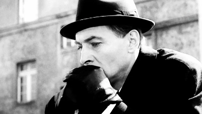 Штирлиц размышляет. Кадр из телевизионного фильма "Семнадцать мгновений весны"