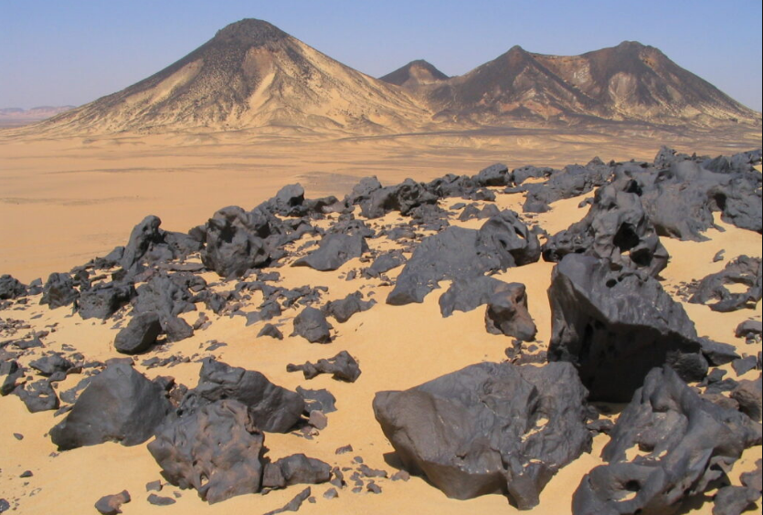 "Обгоревшие" камни в Западной пустыне Египта