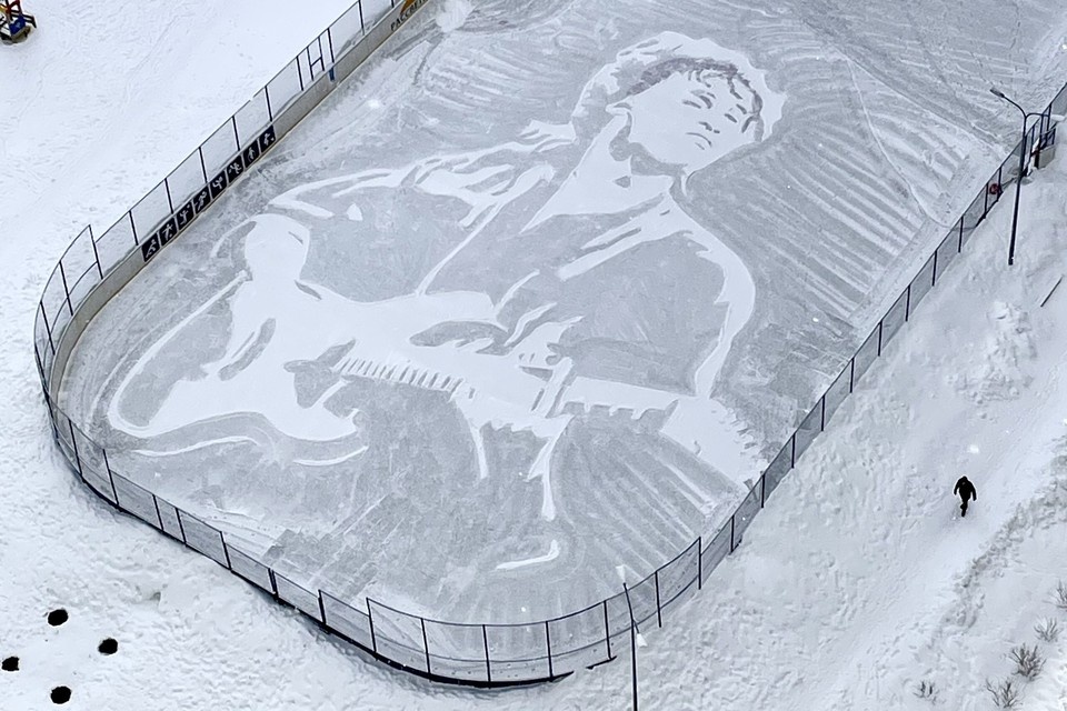    Рисунок появился на льду катка в ЖК «Рассветный» Фото: Леонид Валитов/Корт мой холст, VK